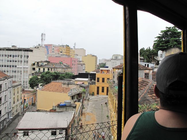 両側を過ぎゆくリオの町並み。<br />大混雑で、この直前まで、電車の外側にしがみついてる状態。