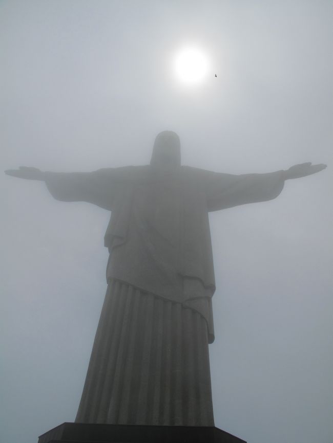 仕方ないのでタクシーに分乗してコルコバードの丘へ。<br />何とか到着。<br />しかしガスっている。<br /><br />晴れていれば複雑な海岸線に連なる世界三大美港の景観を楽しめたのだが。<br />