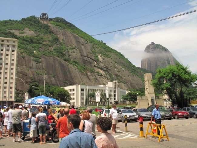 しばらく待っていたが結局、視界は晴れず。<br /><br />仕方がないので下に降りる。<br />今度はタクシーでポン・ジ・アスーカル(砂糖パン)へ。<br />タクシーの移動ばっかりで金がかかる。<br />物価も今までの南米諸国より高いし。<br />