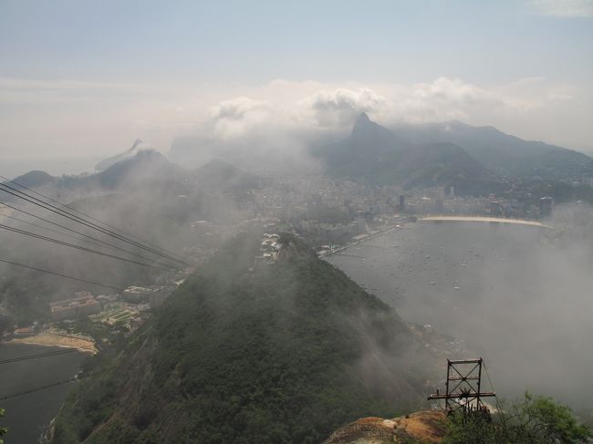 若干ガスも晴れてきた。<br />ケーブルカーでポン・ジ・アスーカルに登る。<br /><br />何とか眺望できる状態。<br />写真はコルコバード方面。<br /><br />