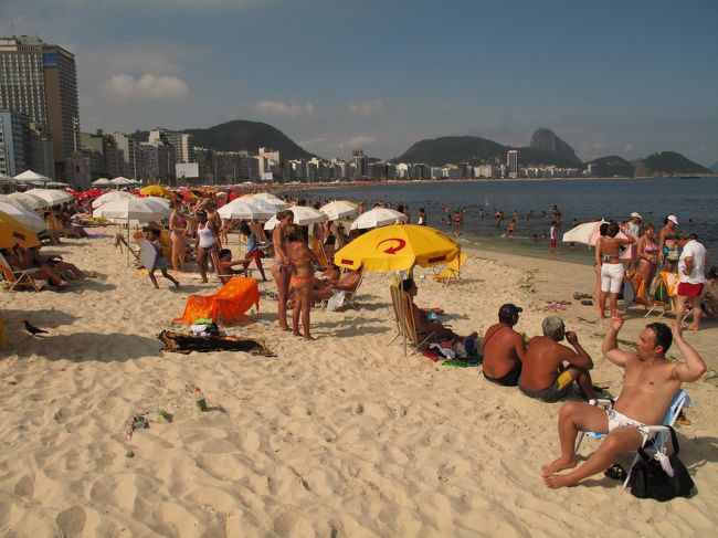 ポン・ジ・アスーカルを降りたらイパネマ海岸へ。<br />長い海岸線。<br />海岸線に沿ってリオ市街のビルが立ち並ぶ。<br />華やかなな眺めだ。<br />海水浴に来た地元の人たちでごったがえしている。<br /><br />荷物があるので海水浴はできないが。<br />