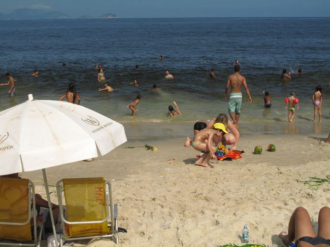 水は海岸の砂の色で結構澱んでいる。<br />割とすぐに深くなっている感じだ。<br /><br />強盗が多いと聞いたが、平和そうに見える。