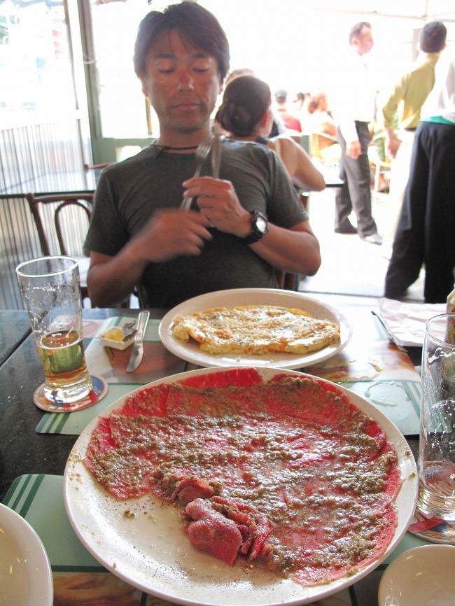 海岸沿いのレストランで食事。<br /><br />薄切りのガーリックハムとトースト。<br />すごい量。<br /><br />しかもこれはメインではない。<br />