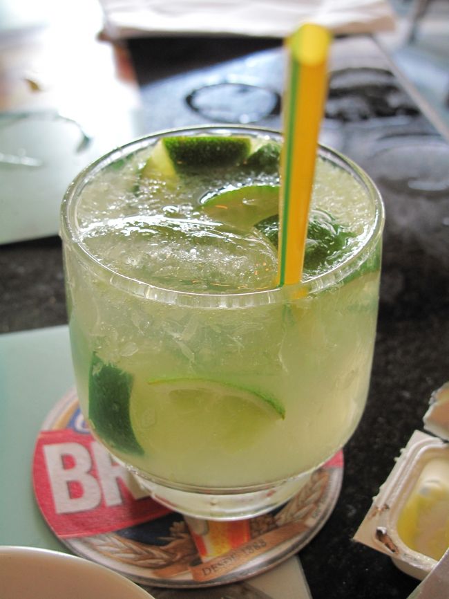 カイピリーニャ。<br />カシャーサという地酒(ラム酒)にライムをぶち込んでいる。強い。