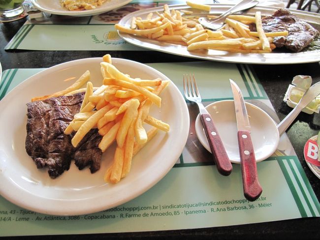 メインの肉が来た。<br />頑張って食べました。