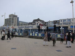 ２日目デンハーグそばの「Ｓｃｈｅｖｅｎｉｎｇｅｎ」海岸で昼食