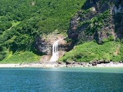 背骨のように知床半島に連なる知床連山と　海へ続く断崖


滝壺の温泉を訪れることもできる　カムイワッカの滝
写真の奥にも何段か続いているようです。
温泉の滝なので　海に注いだところの海の色がエメラルドグリーンに変わってました。