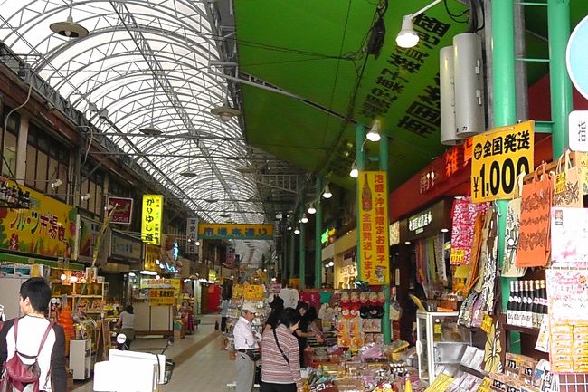 食後に、車をホテルにおいたままにして、散歩にぶらぶらいきます。<br />国際通りから商店街に入ります。<br />入り口に「石垣島のペンギン食堂のラー油」が1500円で売ってました。<br />思わず買いましたが、商店街の中に入ると、もっと安く売っています。