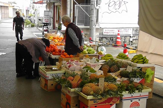 おいしそうな果物屋さんもあります。<br />日曜日にまた来るから、って言って帰ったものの、いかなくてごめんなさい。