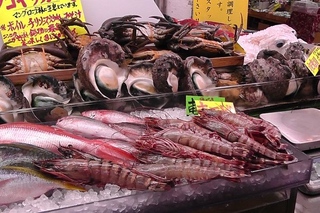 魚介も売っています。<br />ここで買って、調理してもらってすぐ食べられるとのこと。<br /><br />でも朝食食べたばかりで食べられませんが・・・。