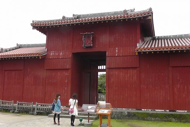 真っ赤な入り口です。