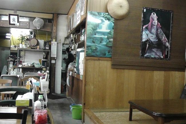 さて、恩納村まで高速で行きます。1時間かかりませんでしたが、ナビが古くて、新しい道が入ってなくて、ちょっと困りました。<br /><br />ホテルに行くまでに、何か食べようと、道中の「なかま食堂」に入りました。<br />が、これ、あたり！