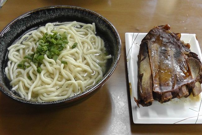 夫が注文したソーキそば。<br />びっくり！<br />ソーキそばってこんなんなんだ〜＠＠<br /><br />豚のスペアリブみたいなのがついています。しっかり煮込んでいておいしい。