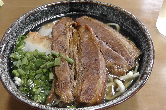 私が注文した三枚肉そば<br />これも、すごい。<br /><br />両方とも600円。<br /><br />沖縄で4回もそばを食べたけれども、なかま食堂が一番でした。<br />