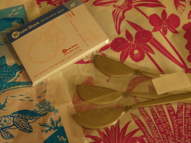 美ら海水族館のショップで見つけたジンベイザメの付箋とフグのバターナイフ。付箋は370円くらい。<br />バターナイフは262円でした。