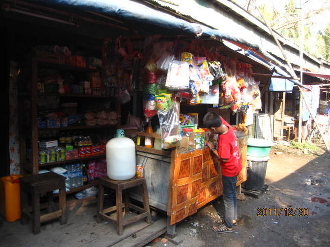 市場周辺にはいろんな店が軒を並べている。