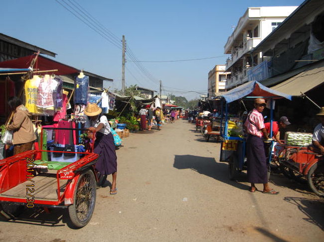 市場を取り囲むようにして店が続いている。