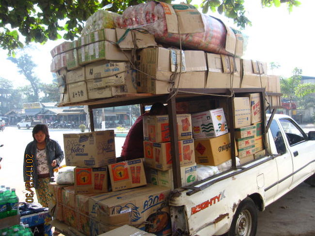 貨物を満載したトラックが市場にやってきた。いや、その逆か？？