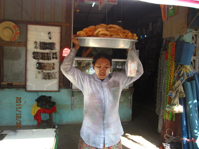 パン売りも店店を行商している。