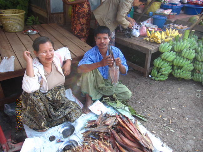 どこから運んできたのか、魚の干物なども売られている。
