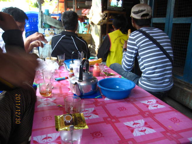 喫茶店でテレビに見入っている人々。