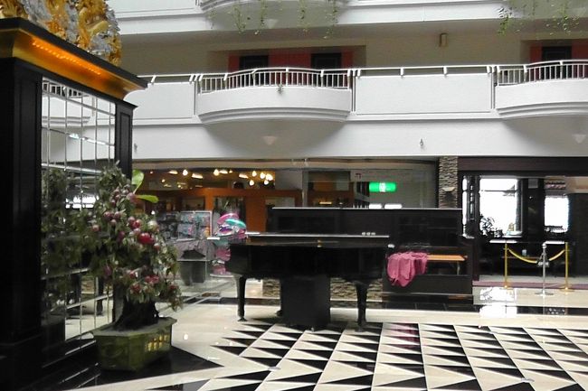 ロビーにピアノが置いてあります。<br />入れないようになっているのですが、何かと思うと。。。。