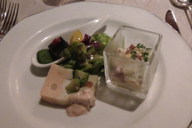 前菜。<br />すこし大雑把な前菜で、おしいって感じですが・・・。<br />まあ、おいしいです。