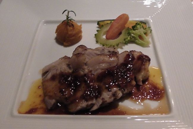 メインです。<br />豚のステーキです。<br /><br />3種類から選べて、魚、豚、牛（牛は追加料金がいった）