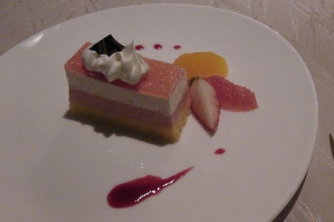 デザートです。<br /><br />ワイン等を５杯くらい飲んだかな？<br />スパークリングがいちばんおいしく、赤、白ワインはまあまあ。<br /><br />