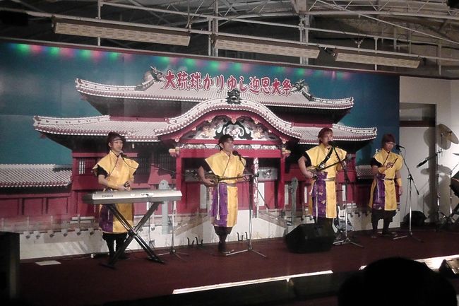 隣の　ゆりかしホテルの、ショーを見に行きます。<br />毎日違うグループが沖縄民謡などをうたってくれます。<br /><br />聞いていたかったのですが、会場が外なので、寒くて寒くて、2曲くらいで退さんしました。