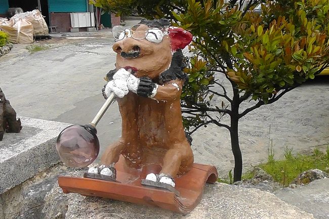 今日は、やちむんの里（琉球の焼き物）に行きます。<br /><br />車で、1時間くらいのところにあります。るるぶに載っている電話番号をカーナビに登録していったら、役場に行ってしまい、全く違う場所なので、注意。