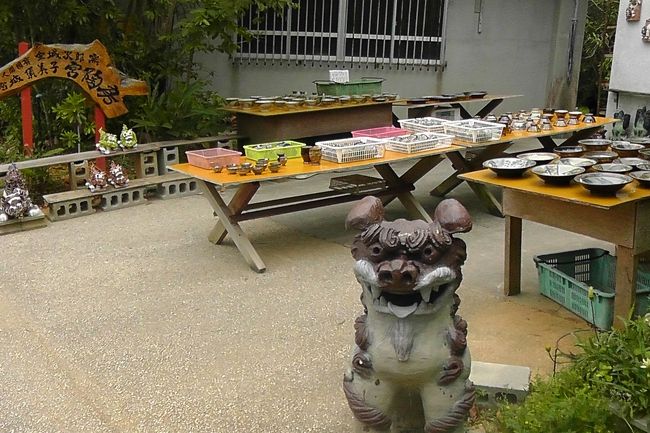 庭先で、焼いたものを売っていました。<br /><br />ここでは、小さ目のフリーカップを2個買いました。<br /><br />焼酎や泡盛を飲むのに役にたってます。