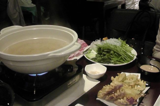 メインの豚しゃぶ<br /><br />2人前からの注文で、2人前で5000円。結構な値段です。<br /><br />この日は、寒かったので、温まっておいしかったです。