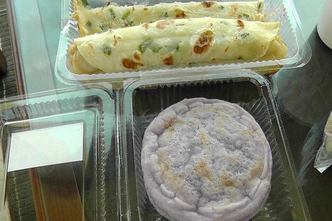 上は、なまえわすれたけど、チジミをまいたみたいなのに、味噌がまんなかに入っています。おいしいですが、1本でお腹いっぱい<br /><br />下は、もちもちしたお菓子です。これお気に入り。