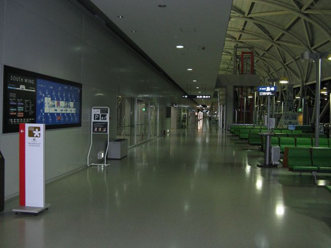 夜の関空は静かです。<br />成田の方がもう少し人気あるかも...。