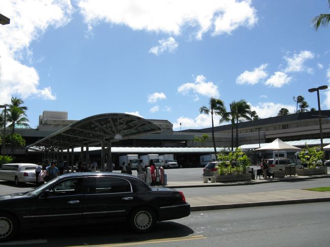 入国審査の後、荷物を受け取ると後ろに直ぐに乗り継ぎの機内預けの場所があり、手続きを済ませて一旦外に出てマウイに向かいます。