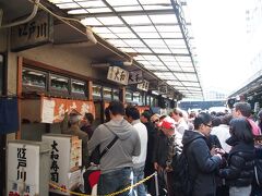 テレビでもよく紹介されている大和寿司さんは長蛇の列。

中国人が多かった！！

こういうの見ると、中国人だってちゃんと並べるんじゃない。
自国でも並んでよねっ！って思っちゃいます。