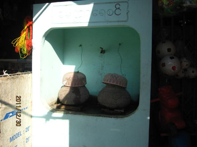 道路の何百ｍ置きかにはこうした水の素焼きが置いてあり、通行人の喉を潤してくれる。