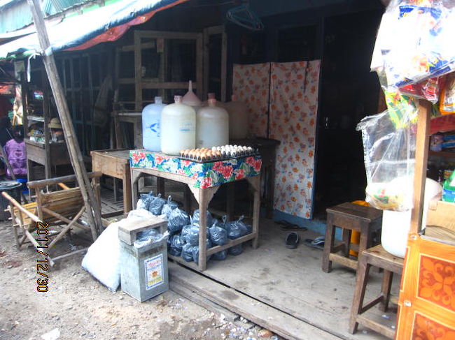 かなりの田舎でも今はこうしたボトルの水を飲んでいて、衛生環境は整いつつある。