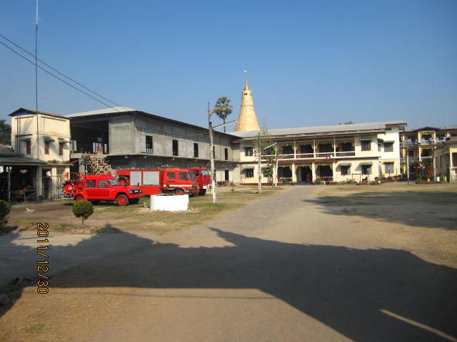 大通りに面し、建築中の学校などもある。