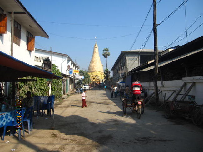 通りの向こうには、この僧侶が所属しているお寺も見える。