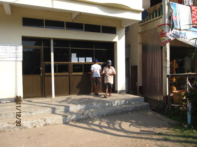 電話局に電話代を払いに来る人々。