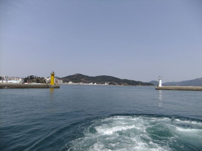 閑山島行きの遊覧船（往復11,000Ｗ）は出発直前。<br /><br />大急ぎで切符を買って飛び乗り。<br />ガイドのおじさんがハンサンドーと叫んでいた。<br />