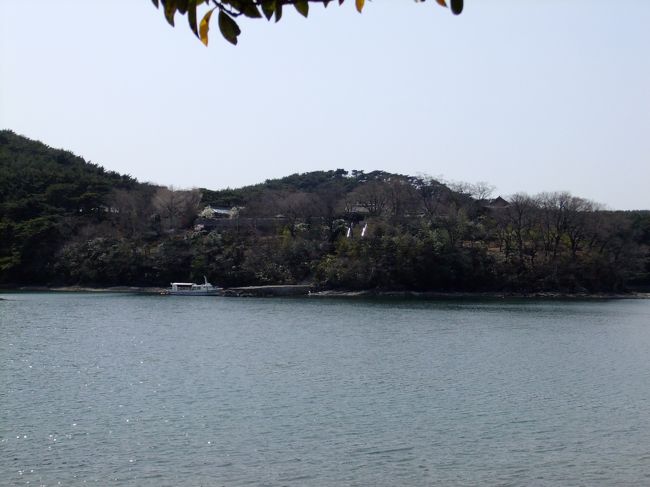 入り江の向こうに制勝堂<br /><br />この地は李舜臣将軍が麗水から全羅左水営の本営を移した地。<br />この地で李舜臣は三道水軍統制使に任命されましたから、<br />それ以降は全羅、慶尚、忠清三道水軍の本拠地になりました。