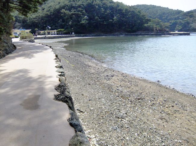 波打ち際の道を歩きます。<br /><br />浜辺は小石