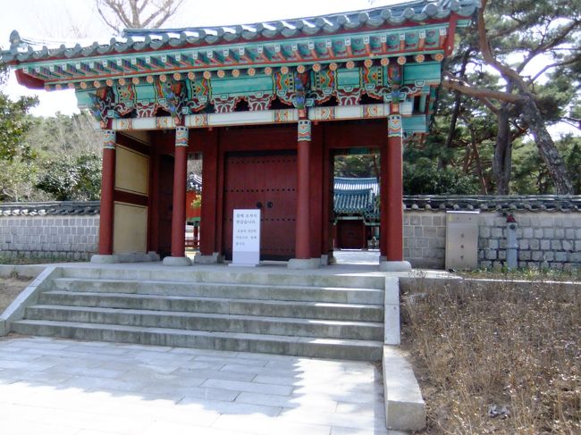 同じ敷地内には忠武祠堂もあります。<br /><br />その忠武祠入り口の門。