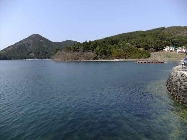 閑山島の入り江<br /><br />あくまでも穏やかですが、海戦の終わった後は兵士の<br />死体で・・・