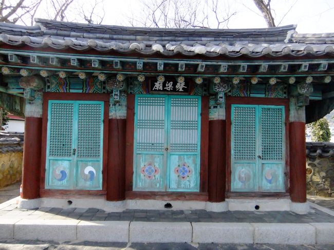 祠堂があります。<br /><br />扉は閉まってますが、自由に入れます。