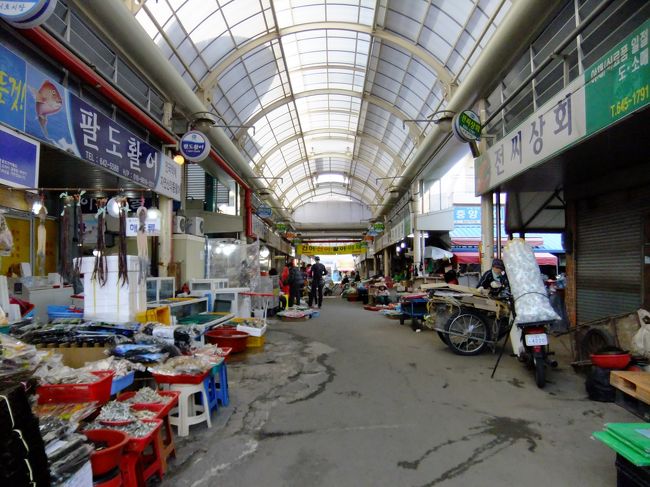 ターミナル前の西湖伝統市場。<br /><br />ちょっとだけ覗いて市街バスターミナルへ<br /><br />統営はもう一度ゆっくりと観にこなくては。<br />李将軍の遺蹟もまだあるし、外島へもね。<br />