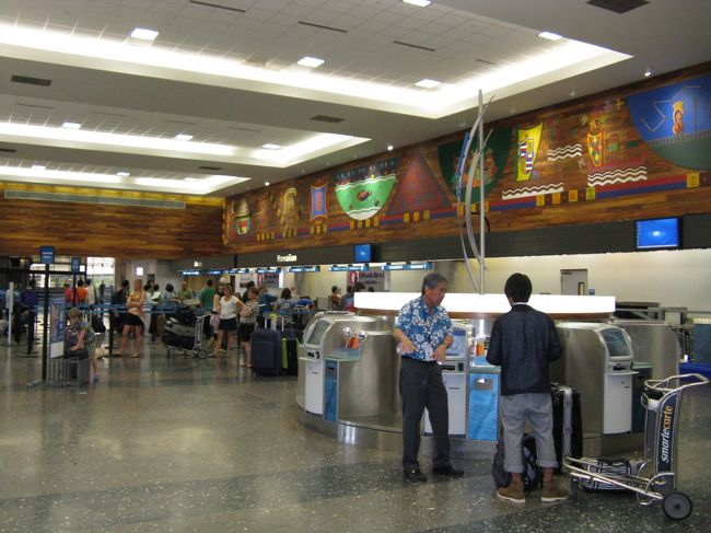 上がって直ぐにハワイアン航空のチェックインカウンターが有り。早速手続きするもあいにく窓際の席はあいておまへんでした。ANAならコードシェアしてる便なら事前に取れる可能性あるんですがねぇ。